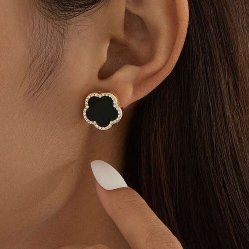 Fashionable Small Dance Party Style Lucky Clover Earrings With Rhinestone